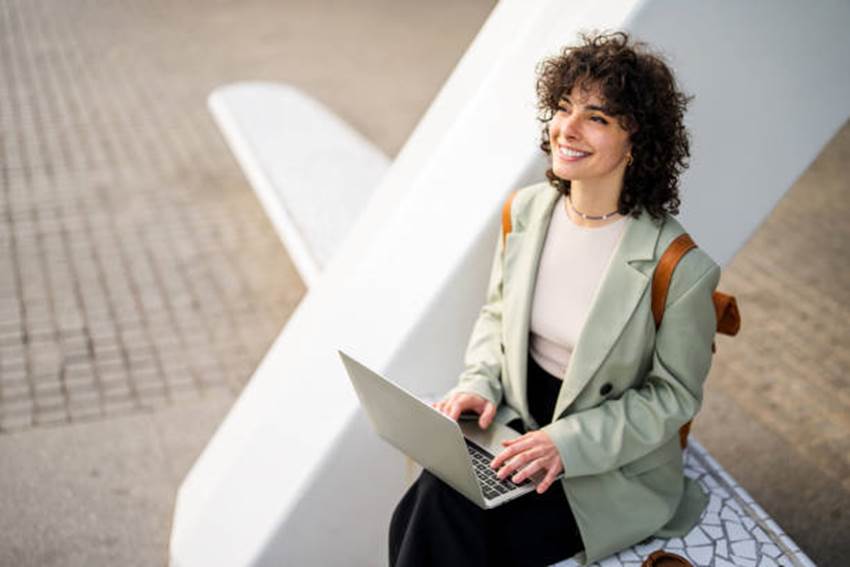 Persona trabajando en remoto como closer de ventas– libertad laboral y profesionalismo relajado